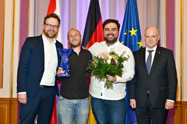 Gruppenbild vom Team des Projekts Erst-Wahl-Helfer*innen zur Europawahl 2019 mit dem Europastaatssekretär Gerry Woop nach der Übergabe des Blauen Bären 2019