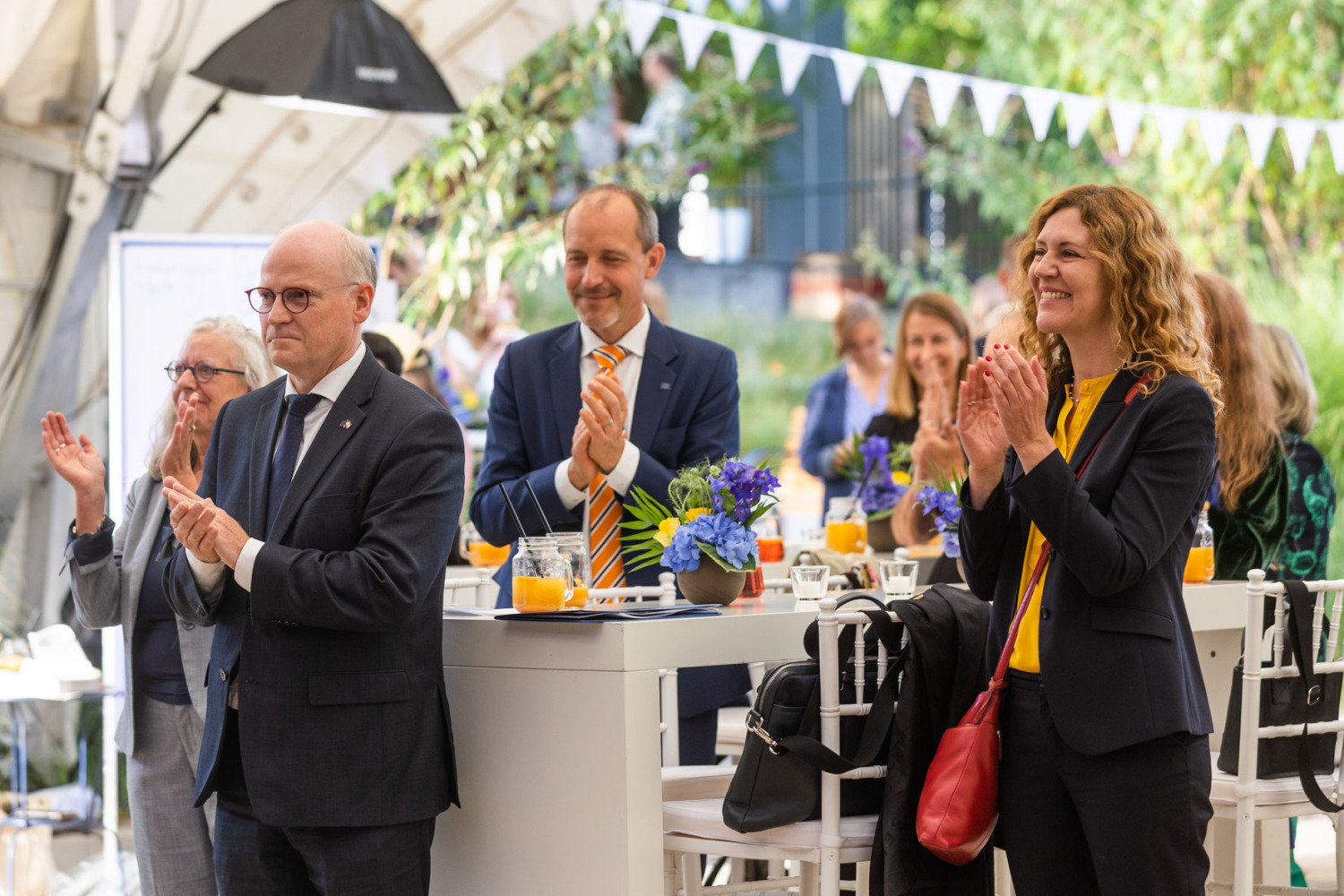 Klatschende Gäste vor der Bühne