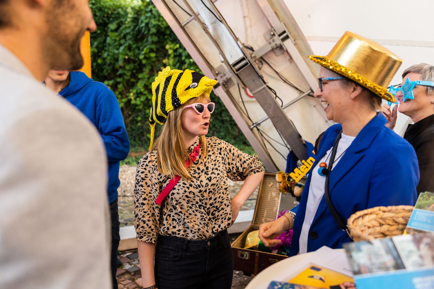 2 verkleidete Frauen im Gespräch