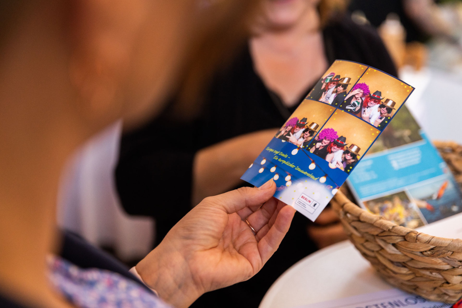 Hand hält Fotocollage