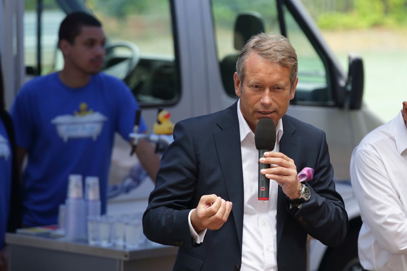 Senator Nußbaum beim Berliner Wasser Mobil