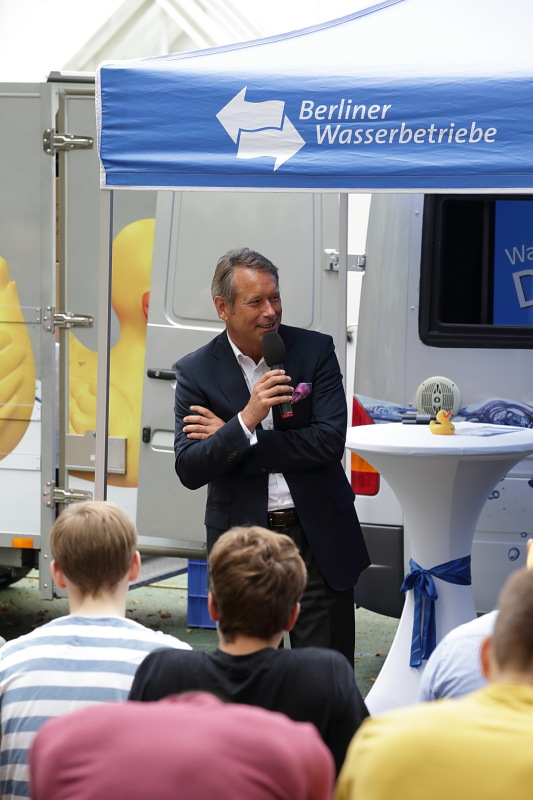 Senator Nußbaum beim Berliner Wasser Mobil