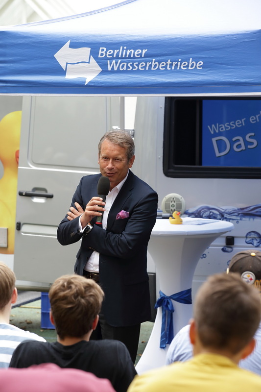 Senator Nußbaum beim Berliner Wasser Mobil
