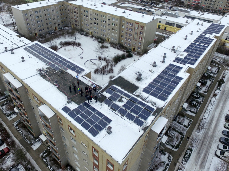 Photovoltaikanlage der Berliner Stadtwerke GmbH auf einem Dach der STADT UND LAND Wohnbauten-Gesellschaft mbH im Hellersdorfer Rathausviertel