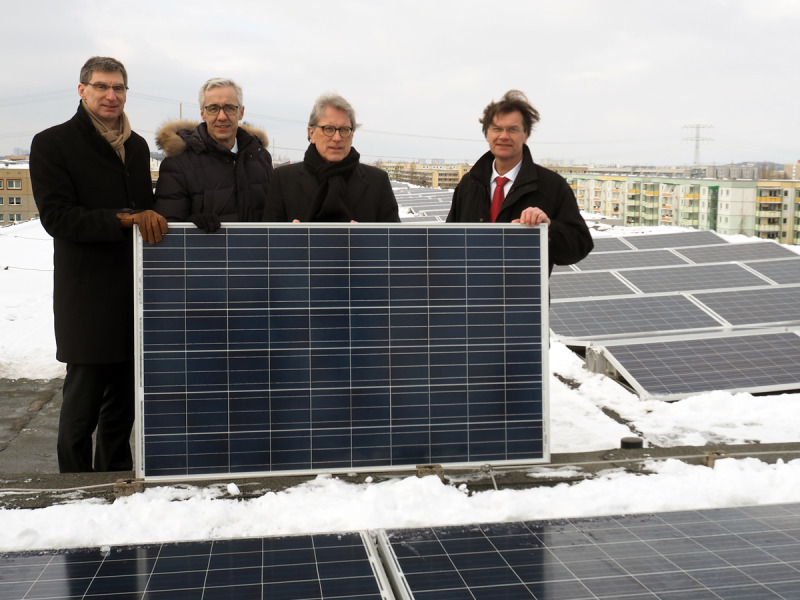 Finanzsenator Dr. Matthias Kollatz-Ahnen (Dritter v. l.), mit Andreas Irmer, Geschäftsführer der Berliner Stadtwerke, STADT UND LAND-Geschäftsführer Ingo Malter und Jörg Simon, Vorstandschef der Berliner Wasserbetriebe, bei der Vorstellung einer Photovoltaikanlage der Berliner Stadtwerke GmbH ist auf einem Dach der STADT UND LAND Wohnbauten-Gesellschaft mbH im Hellersdorfer Rathausviertel