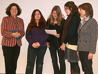 1. Preis - Damalige Staatssekretärin Almuth Nehring-Venus mit Schülerinnen der Wilma-Rudolph-Oberschule und Heike Ohrt, Lehrerin