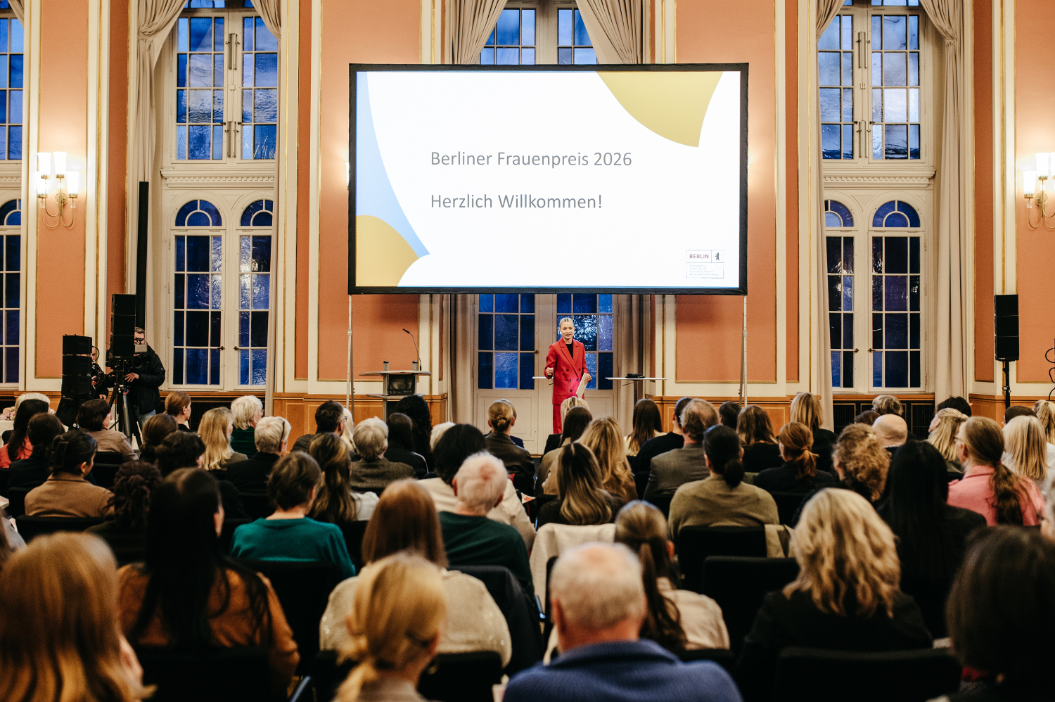 Moderatorin Lena Cassel begrüßt schwungvoll die Gäste der Preisverleihung im Roten Rathaus.