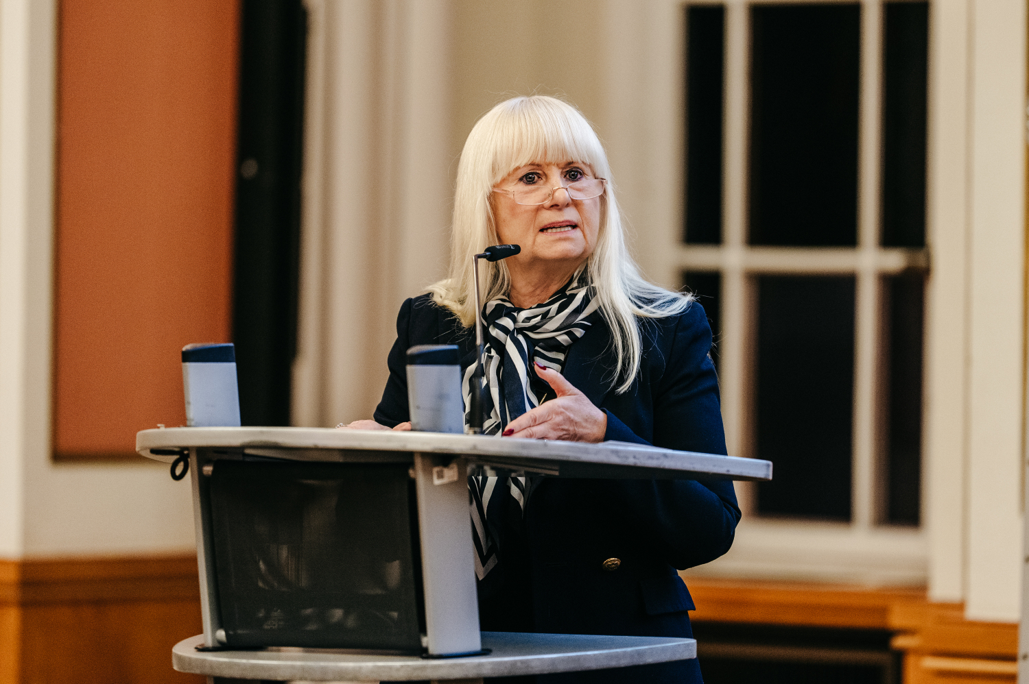 Senatorin Iris Spranger inspiriert die Gäste der Preisverleihung mit ihrem Grußwort.