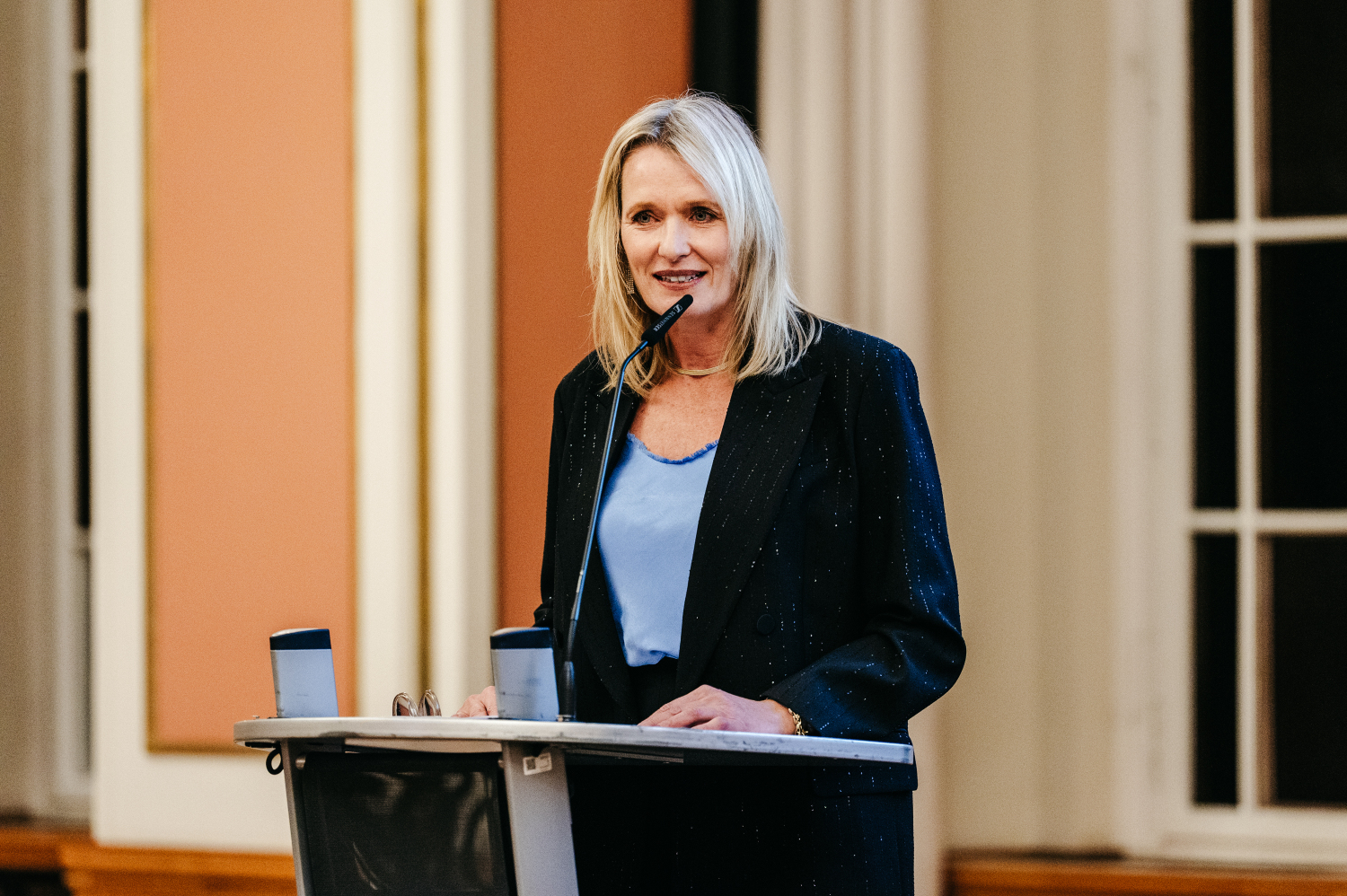Laudatorin Beate Wagner würdigt herzlich die Preisträgerinnen des Berliner Frauenpreises 2026.