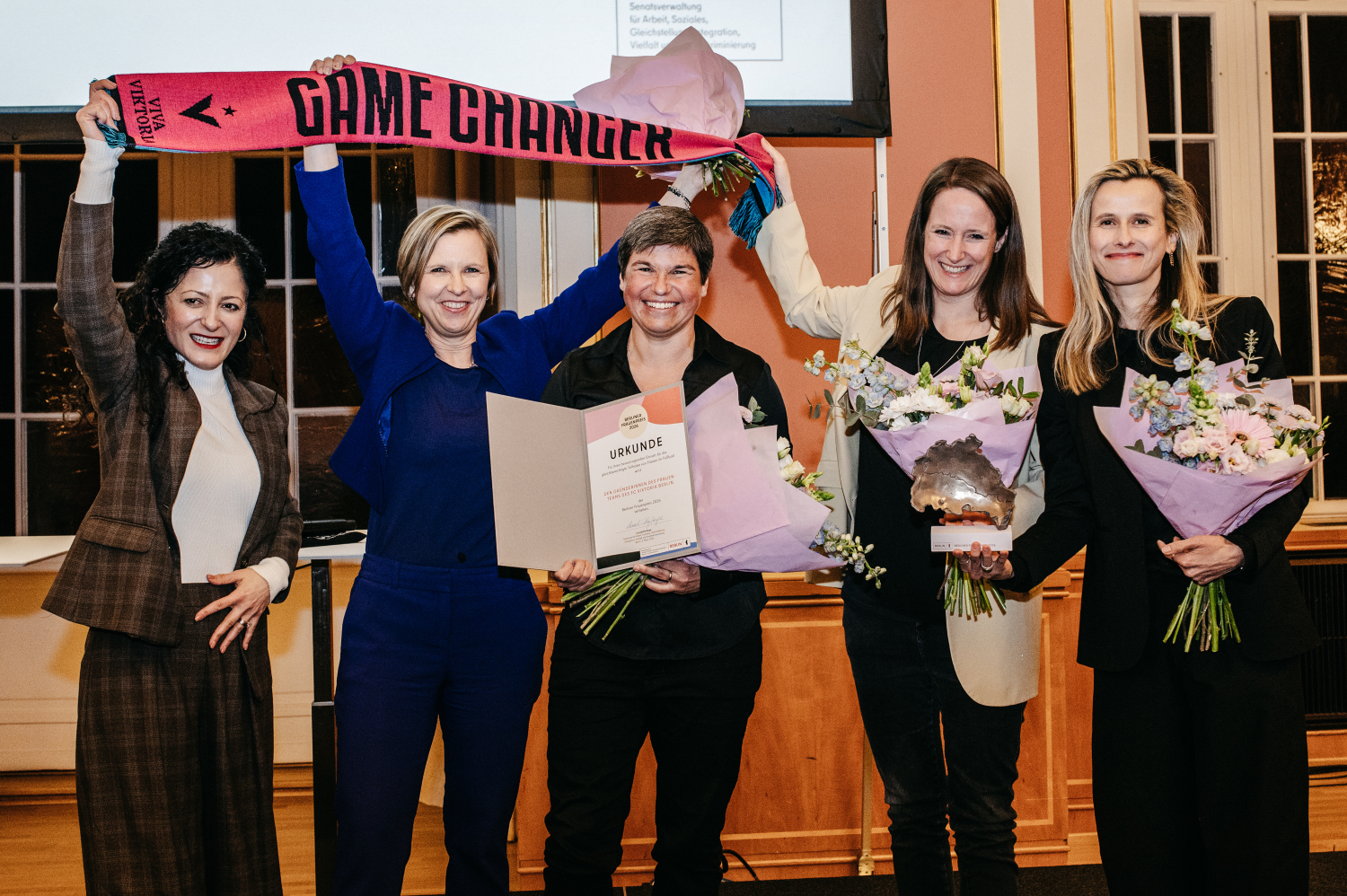 Senatorin Cansel Kiziltepe überreicht den Berliner Frauenpreis 2026 an Tanja Wielgoß, Ariane Hingst, Katharina Kurz, Felicia Mutterer (v.l.n.r.) stellv. für die Gründerinnen des Frauenteams des FC Viktoria Berlin