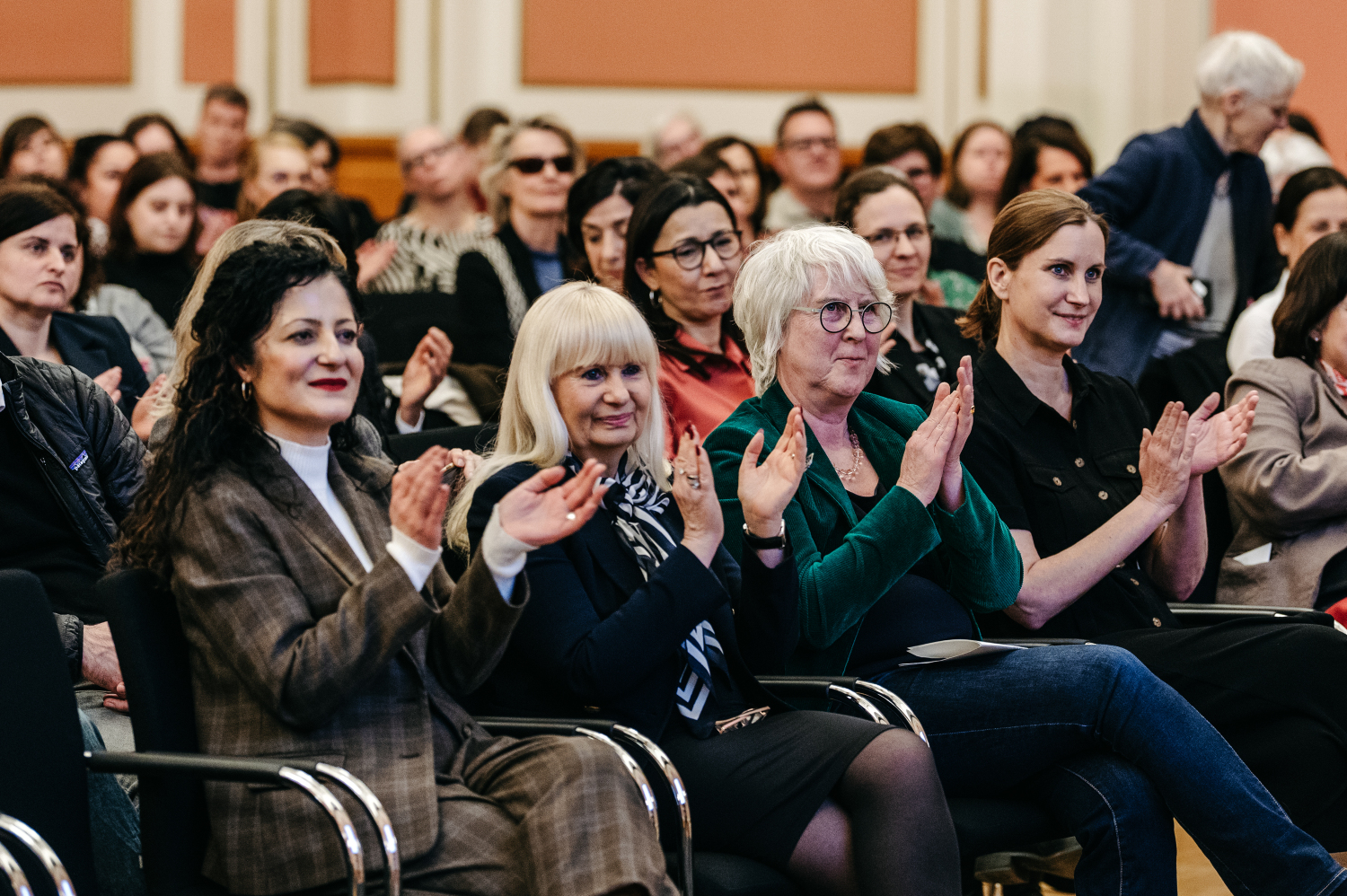 Senatorin Cansel Kiziltepe, Senatorin Iris Spranger, Präsidentin des Verfassungsgerichtshofs Berlin Ludgera Selting und Staatssekretärin für Arbeit und Gleichstellung Micha Klapp (v.l.n.r.)