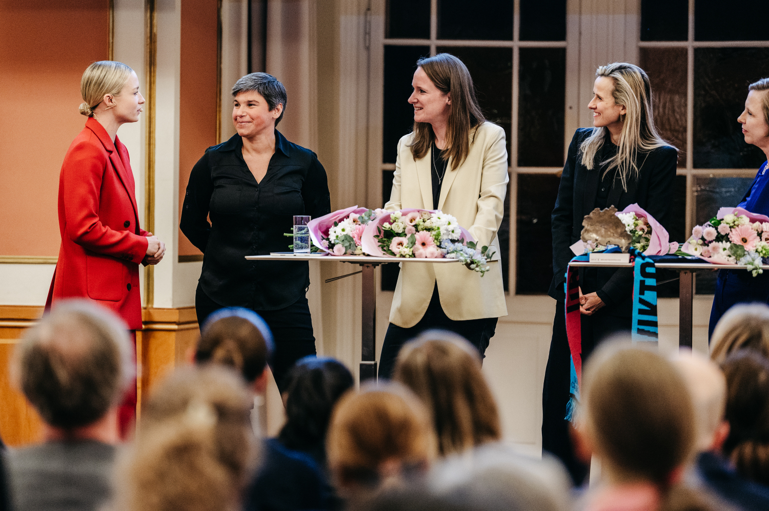 Moderatorin Lena Cassel interviewt Preisträgerinnen Ariane Hingst, Katharina Kurz, Felicia Mutterer und Tanja Wielgoß auf der Bühne.