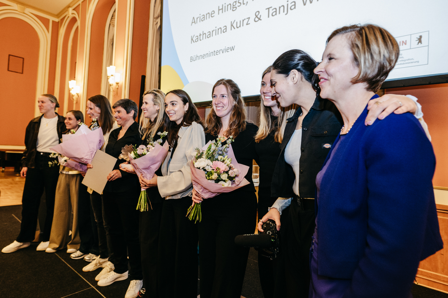 Die Preisträgerinnen mit Spielerinnen und Team des FC Viktoria Berlin beim Berliner Frauenpreis 2026.