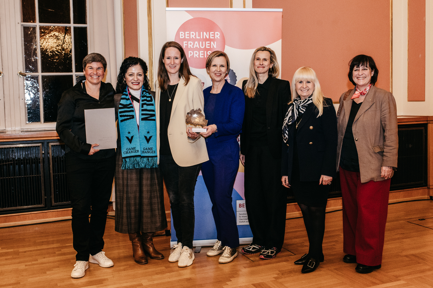 Ariane Hingst, Senatorin Cansel Kiziltepe, Katharina Kurz, Tanja Wielgoß, Felicia Mutterer, Sportsenatorin Iris Spranger und Staatssekretärin Franziska Becker (v.l.n.r.)