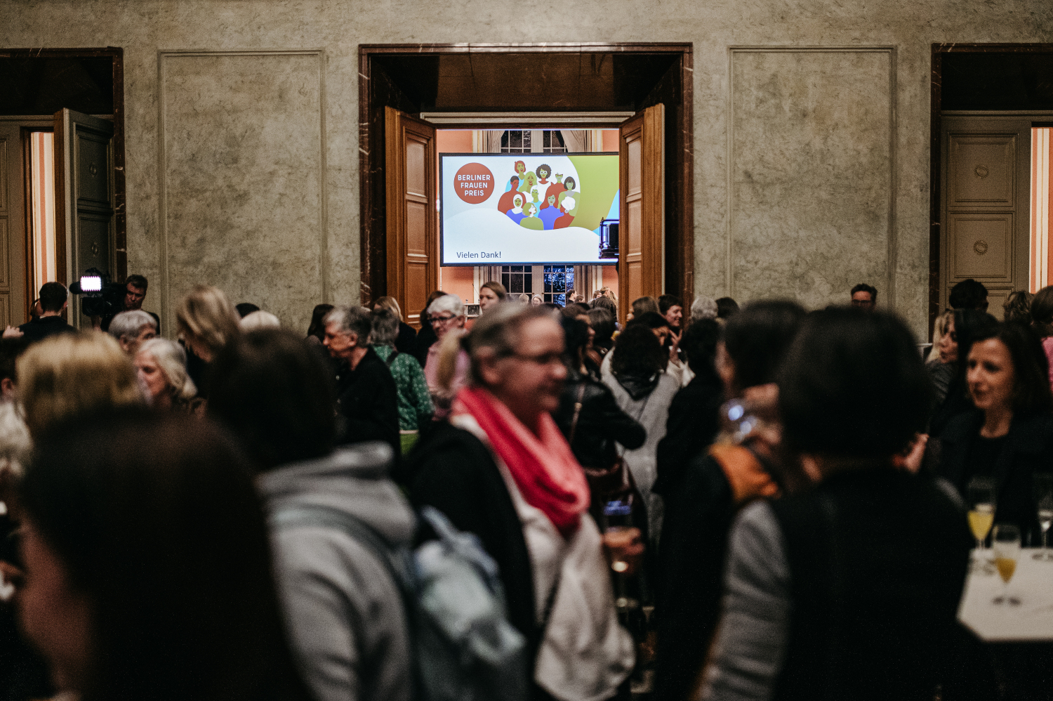 Die Gäste feiern die Preisträgerinnen ausgelassen beim anschließenden Empfang.