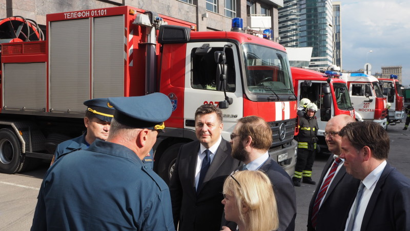 Senator Geisel im Gespräch mit Vertretern der Moskauer Feuerwehr