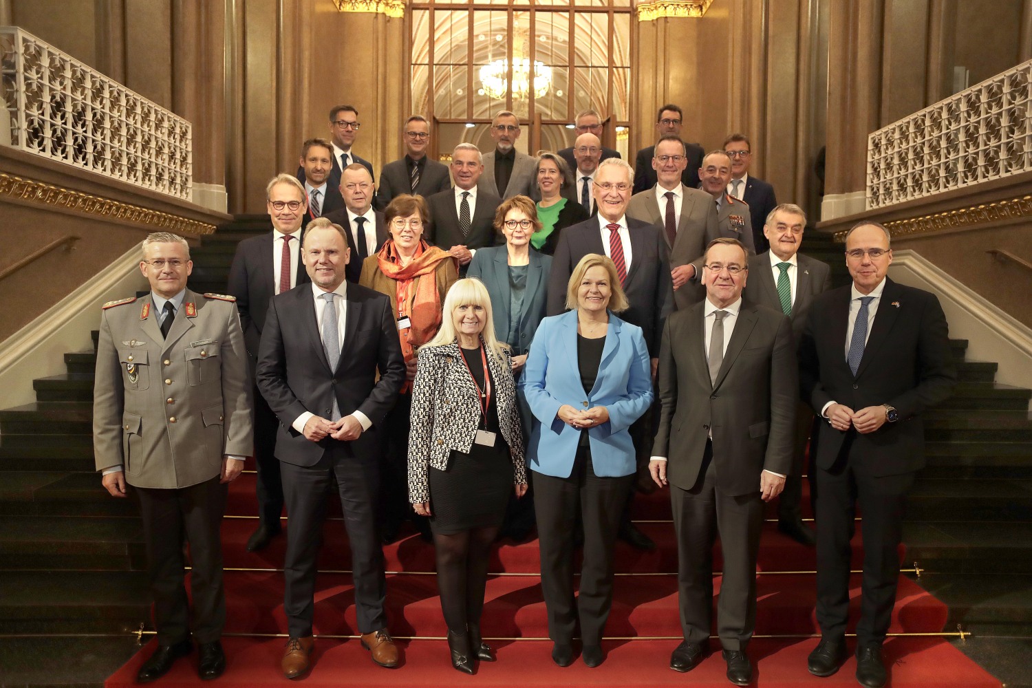 Offizielles Gruppenfoto im Anschluss an das Kamingespräch vom 7. Dezember 2023 im Roten Rathaus