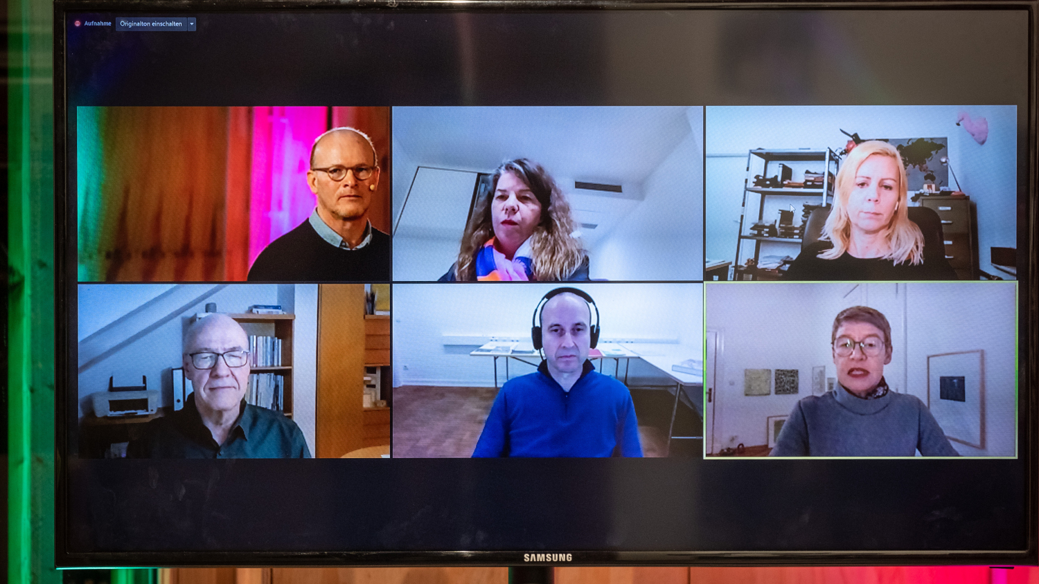 Senatsbaudirektorin Regula Lüscher diskutierte in zwei Gesprächsrunen mit Vertreterinnen und Vertretern aus Forschung und Lehre, planenden Berufen, landeseigenen Wohnungsbaugesellschaften und der Kulturwirtschaft über die räumlichen Auswirkungen der Pandemie, ihren Einfluss auf Urbanität und Lebensqualität, lebendige Zentren sowie Veränderungen auf das Arbeits- und Wohnumfeld.