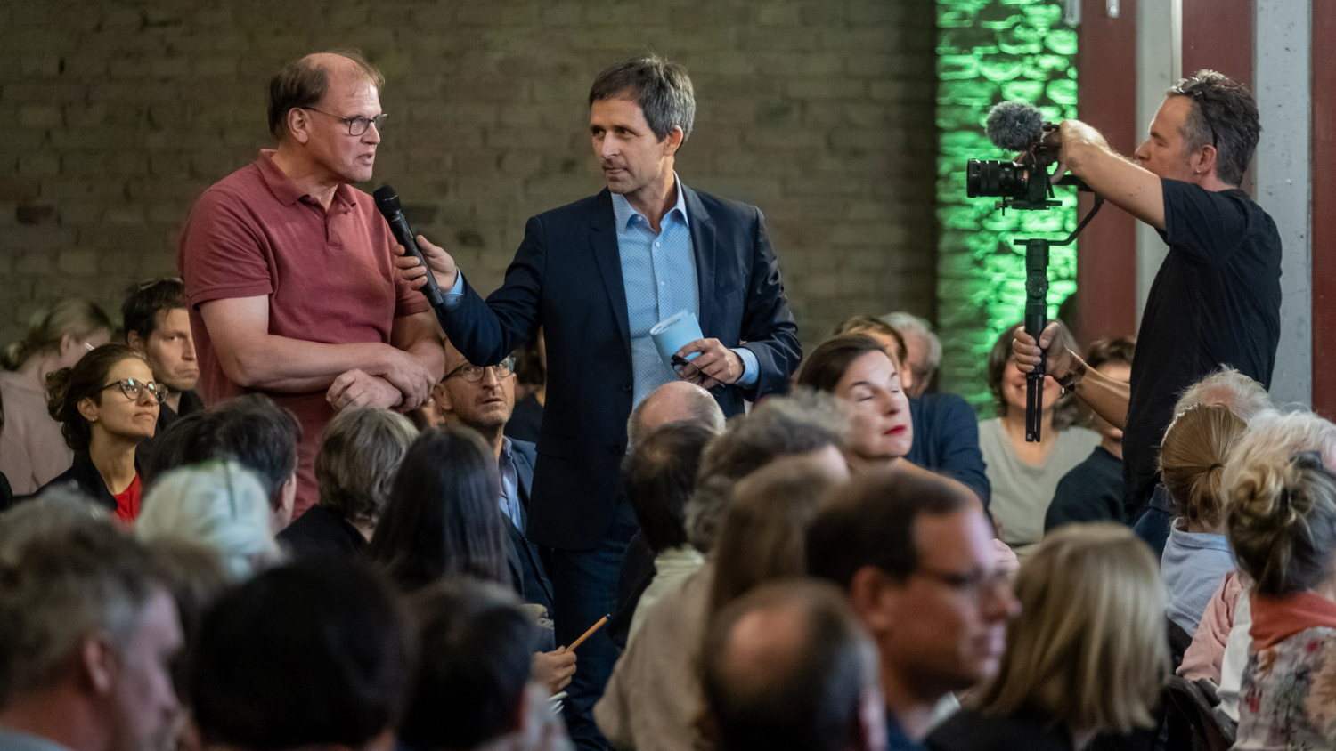 ... diskutierten mit Teilnehmer*innen und Teilnehmern der Veranstaltung.