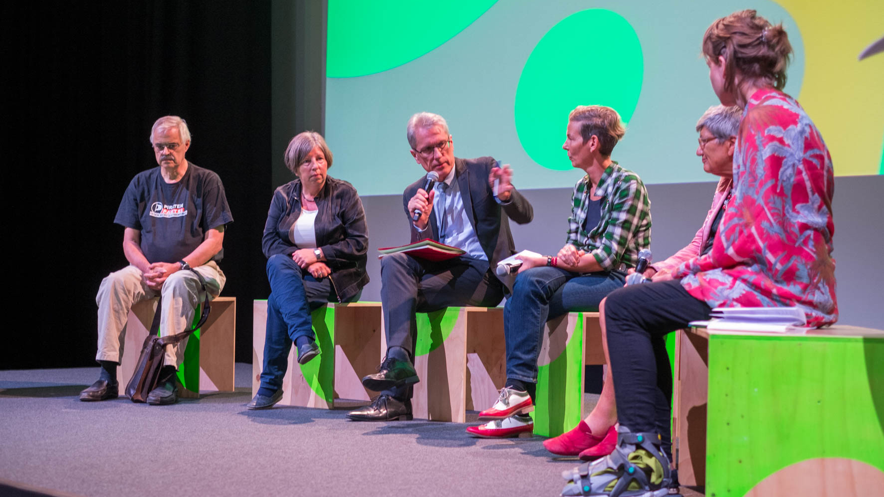 ...mit Senatorin Katrin Lompscher, Senator Dr. Matthias Kollatz und zwei Expertinnen – Daniela Brahm und Prof. Dr.-Ing. E.H. Christiane Thalgott – sowie mit Bürgerinnen und Bürgern über „Boden- und Liegenschaftspolitik als Schlüssel für eine nachhaltige Stadtentwicklung: Was braucht Berlin?“.