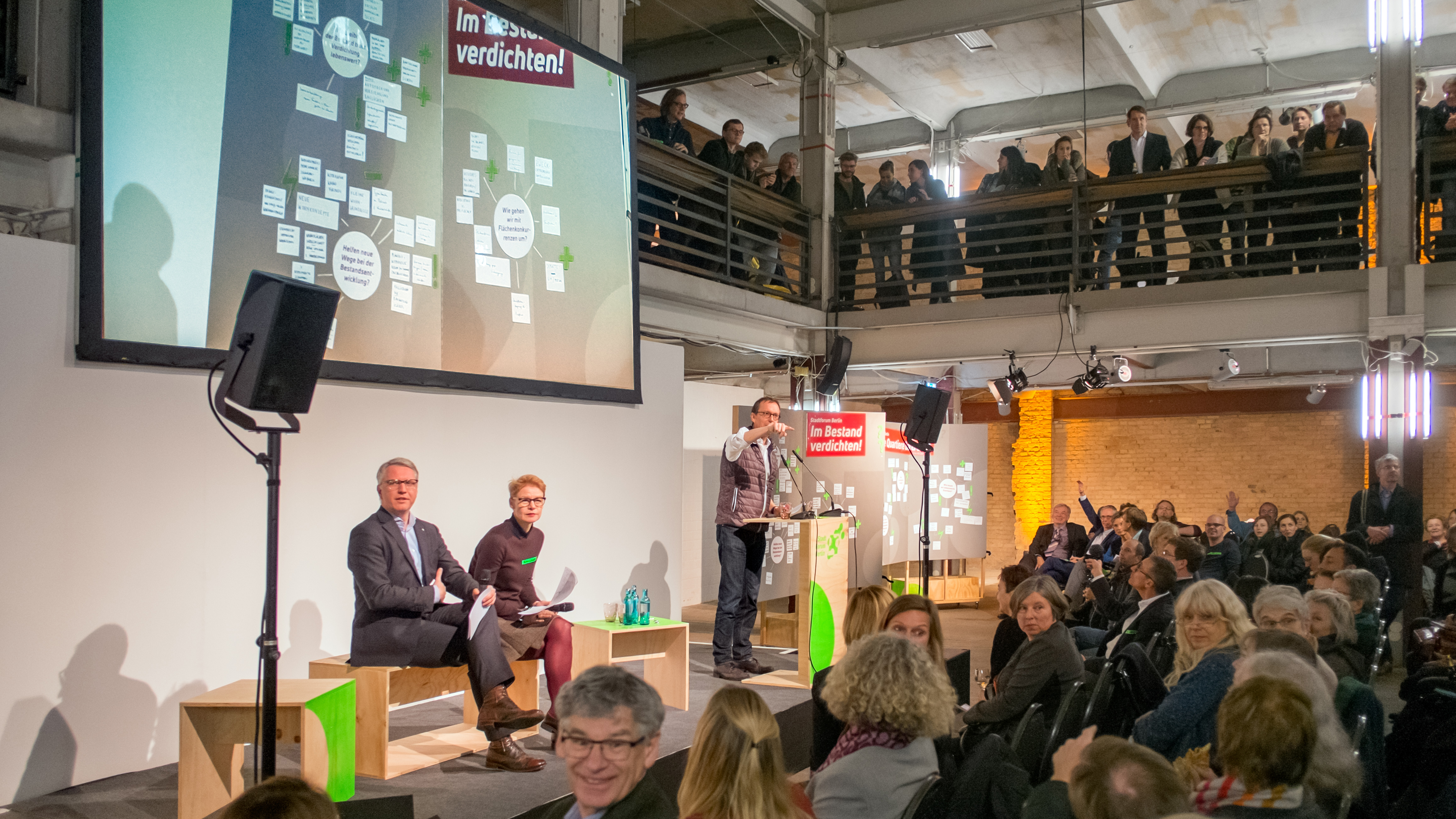 ...die per Videoprojektion auf eine Leinwand übertragen wurden.