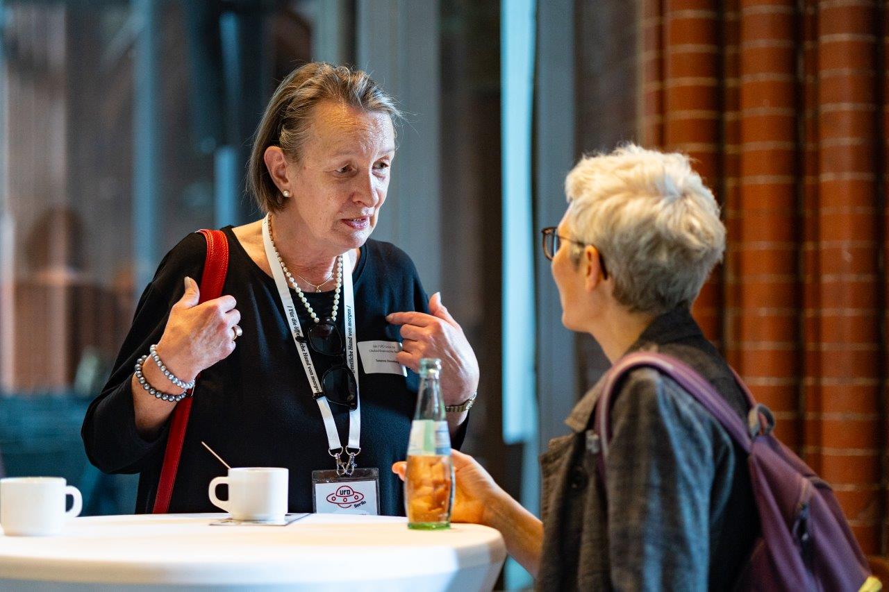Teilnehmer*innen der 7. Berliner Strategiekonferenz tauschen sich in einer Pause aus.
