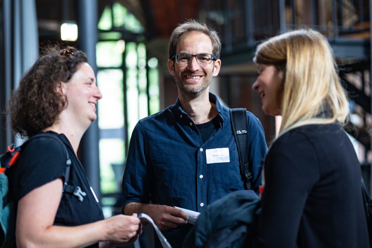 Teilnehmer*innen der 7. Berliner Strategiekonferenz im Austausch.