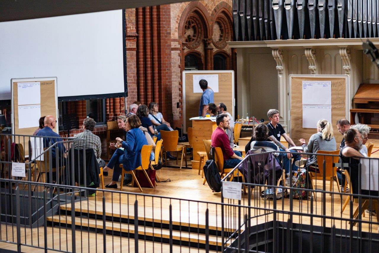 In einem Workshop wird diskutiert, wie sich Wohnraumverluste verhindern lassen.