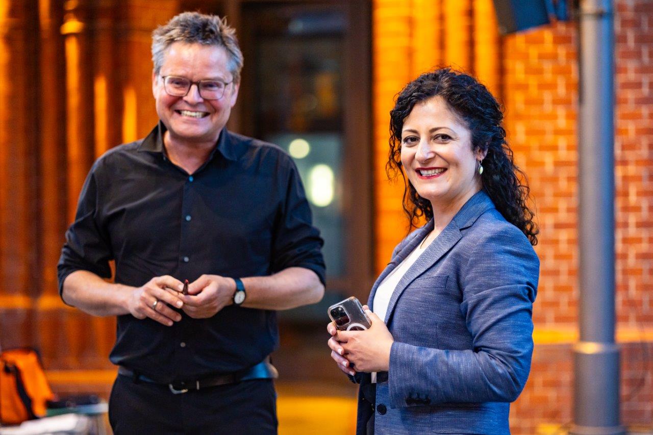 Moderator Stefan Strauß und Sozialsenatorin Cansel Kiziltepe.
