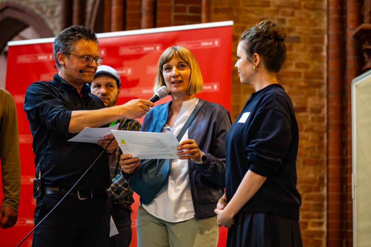 Workshop-Koordinator*innen stellen die Ergebnisse ihrer Workshops vor.