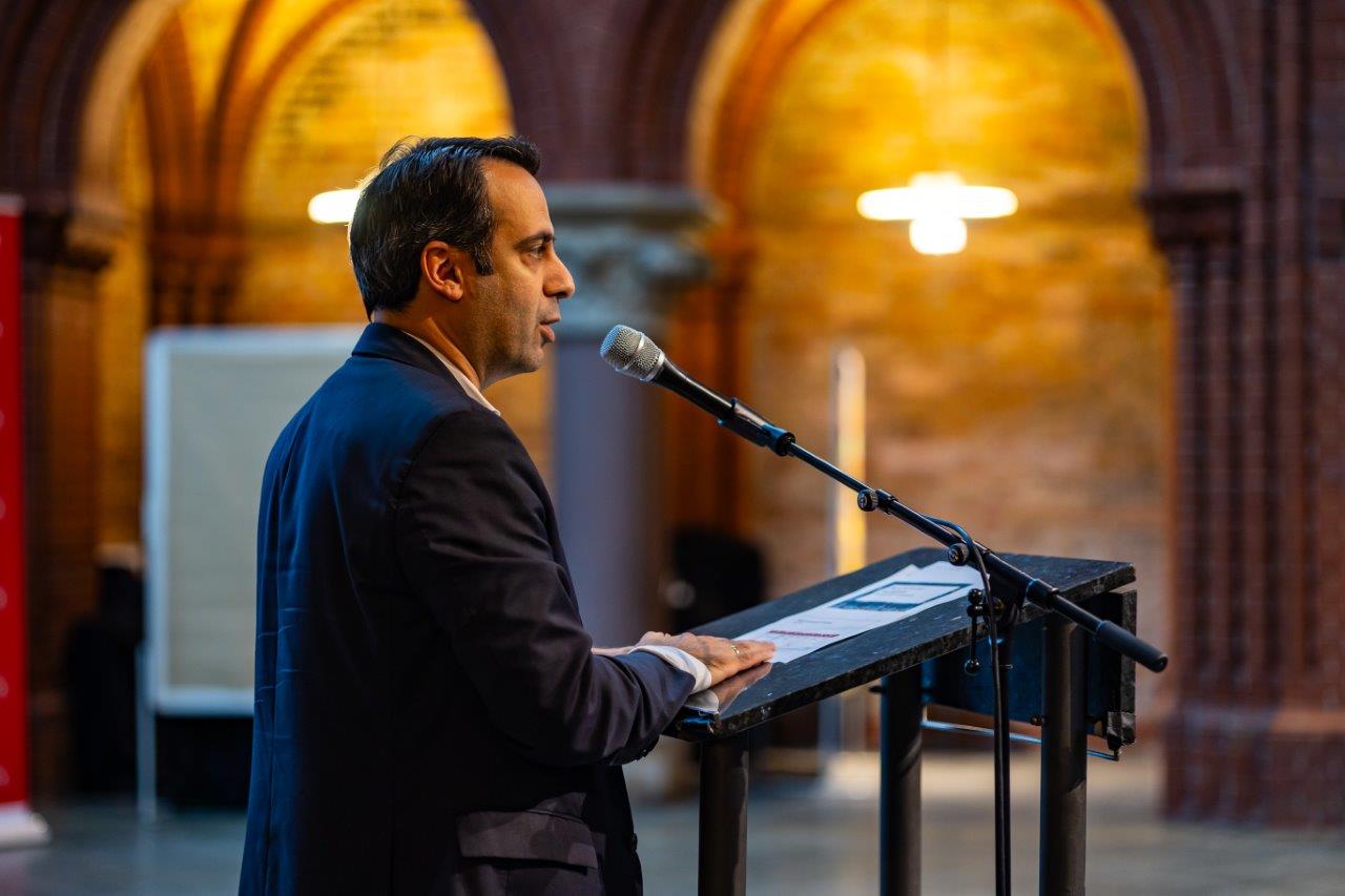 Sozialstaatssekretär Aziz Bozkurt stellt das Vorhaben der Senatssozialverwaltung zur Weiterentwicklung der Leitlinien vor.