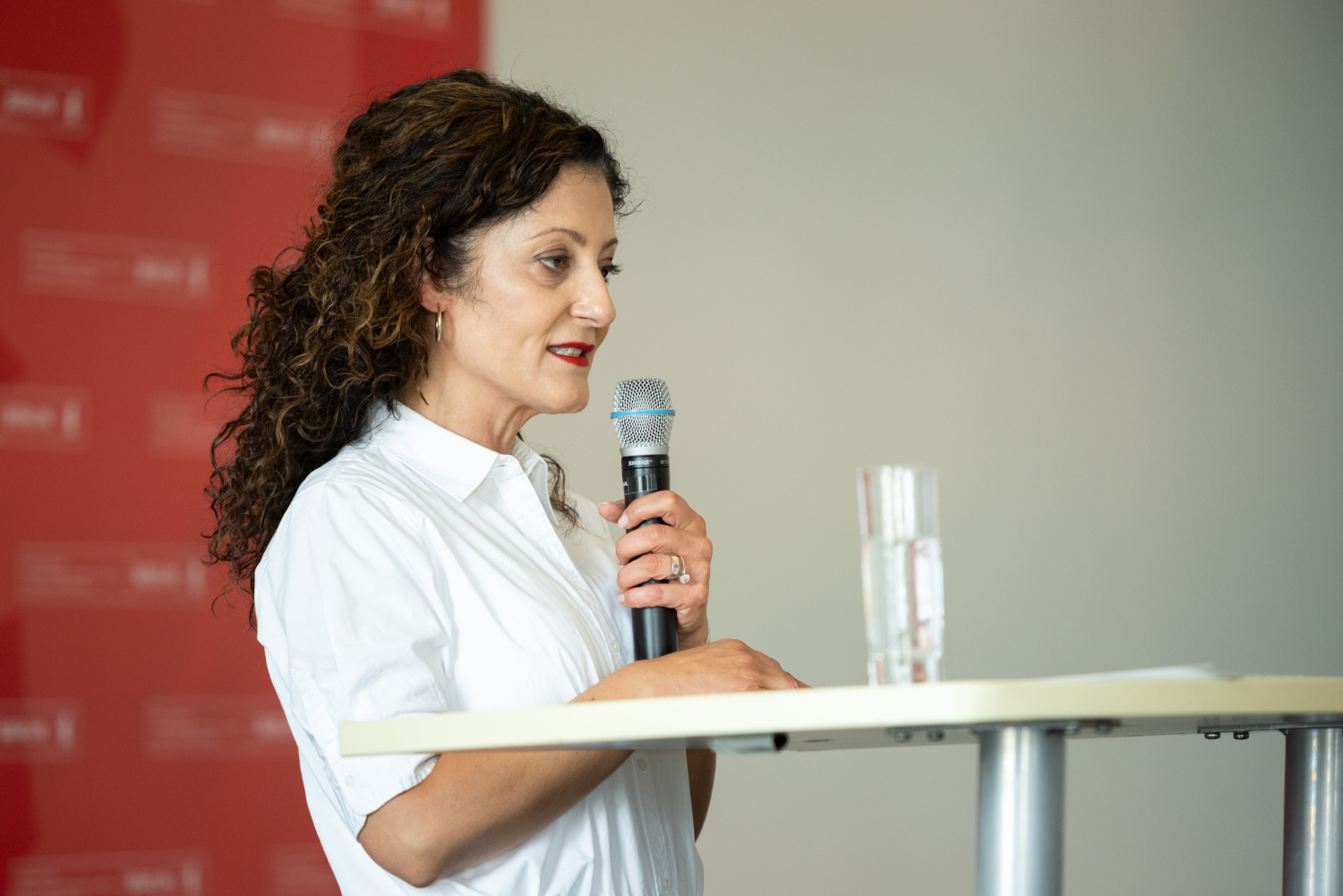 Senatorin Cansel Kiziltepe begrüßt die Teilnehmenden der 8. Berliner Strategiekonferenz zur Wohnungsnotfallhilfe.