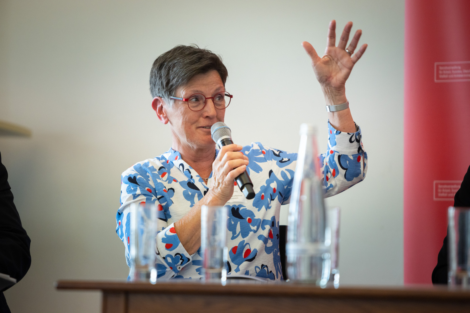 Elfriede Brüning von der Zentralen Beratungsstelle für Menschen in Wohnungsnot „Levetzowstraße“ redet auf dem Podium.