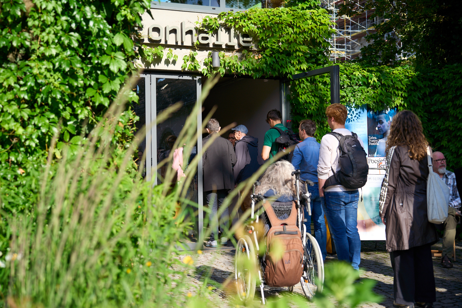 Großer Andrang beim Stadtforum Infrastrukturen zusammendenken in der Betonhalle des silent green Kulturquartier.