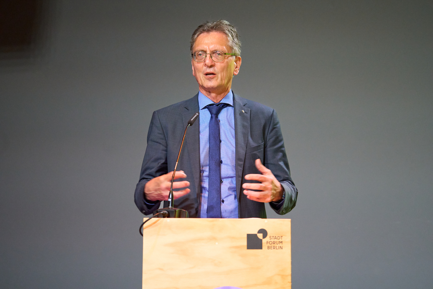 Senator für Stadtentwicklung, Bauen und Wohnen Christian Gaebler bedankt sich für den aktiven Austausch.