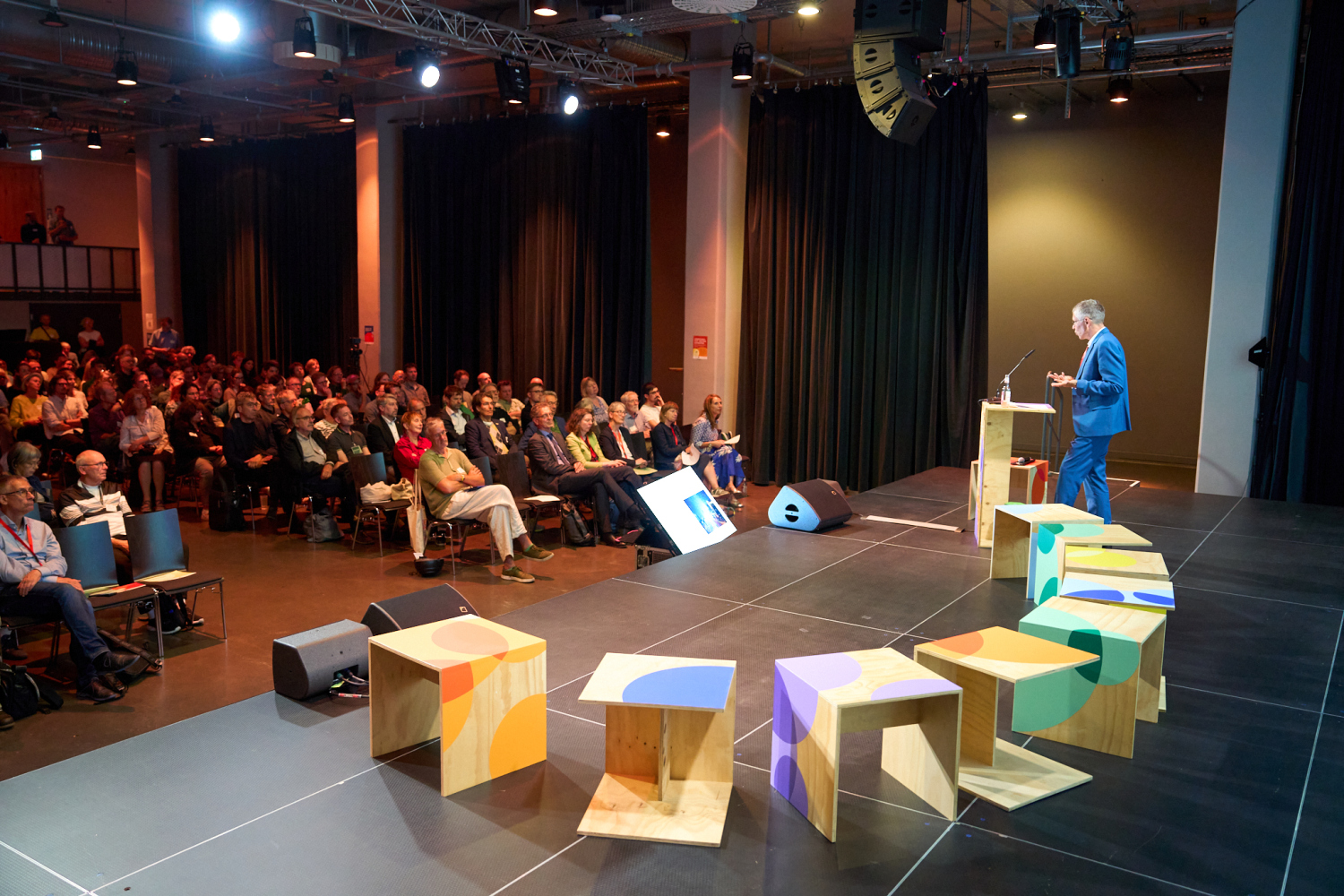 Prof. Dr. Jochen Monstadt, wissenschaftlicher Direktor des Deutschen Instituts für Urbanistik führte mit einer Keynote in das Thema des Abends ein.