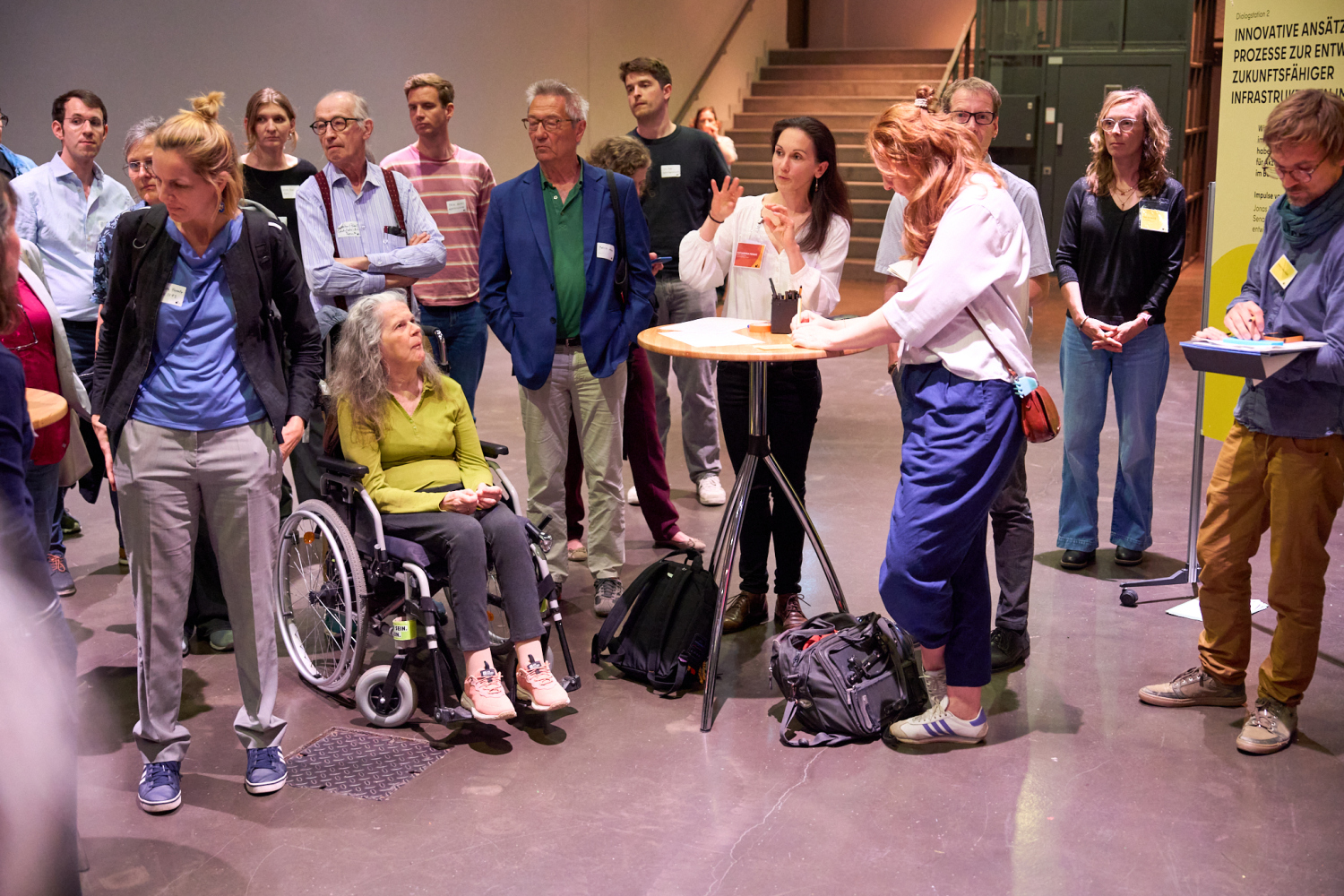 An vier parallel stattfindenden Dialogstationen wurde zu verschiedenen Themen diskutiert.