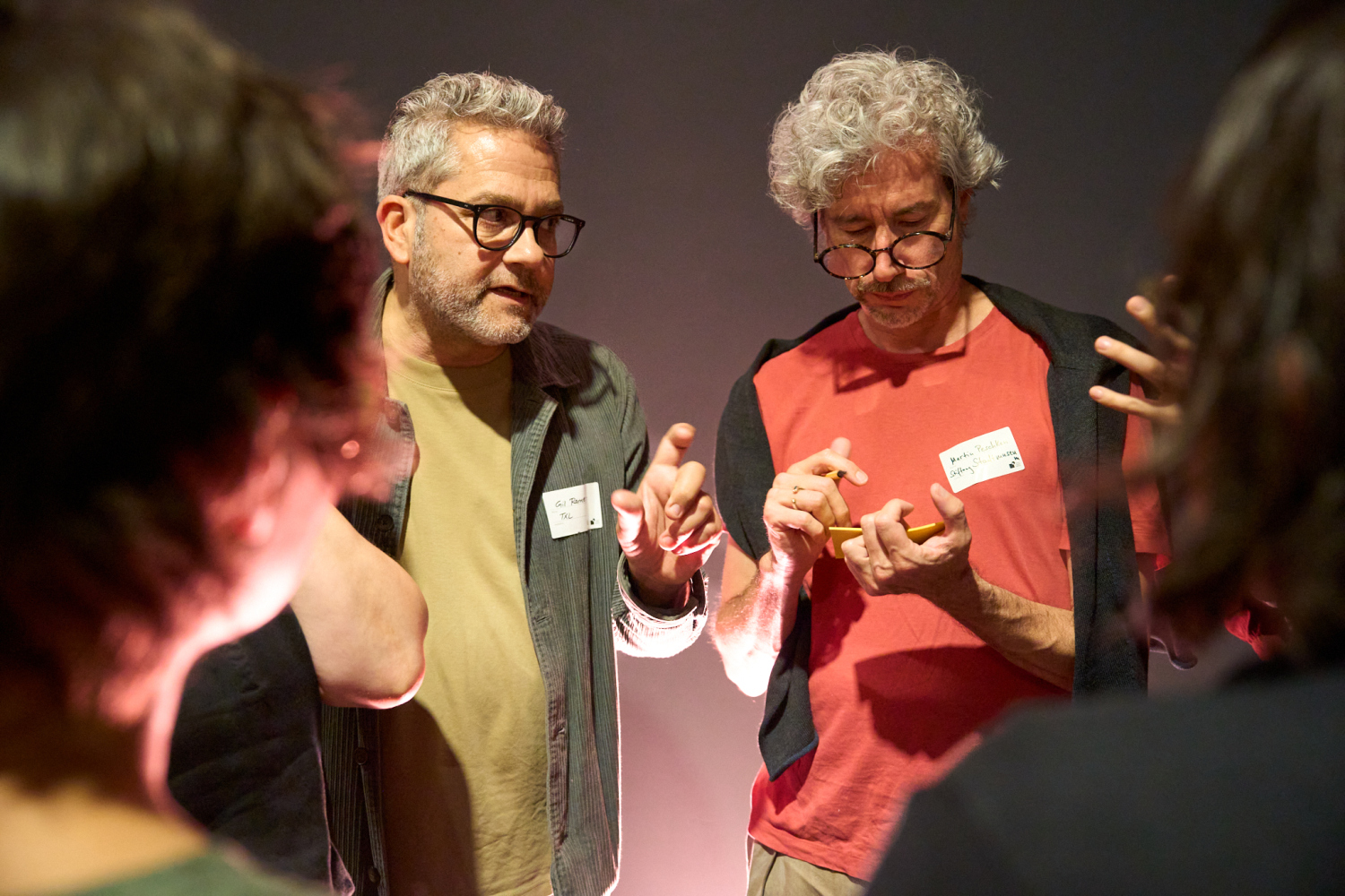 Die Teilnehmenden bringen ihre Expertise an den Dialogstationen ein.