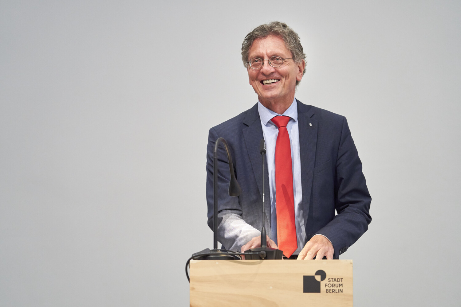 Der Senator für Stadtentwicklung, Christian Gaebler, begrüßt die Teilnehmenden beim Stadtforum Berlin Kreislaufstadt
