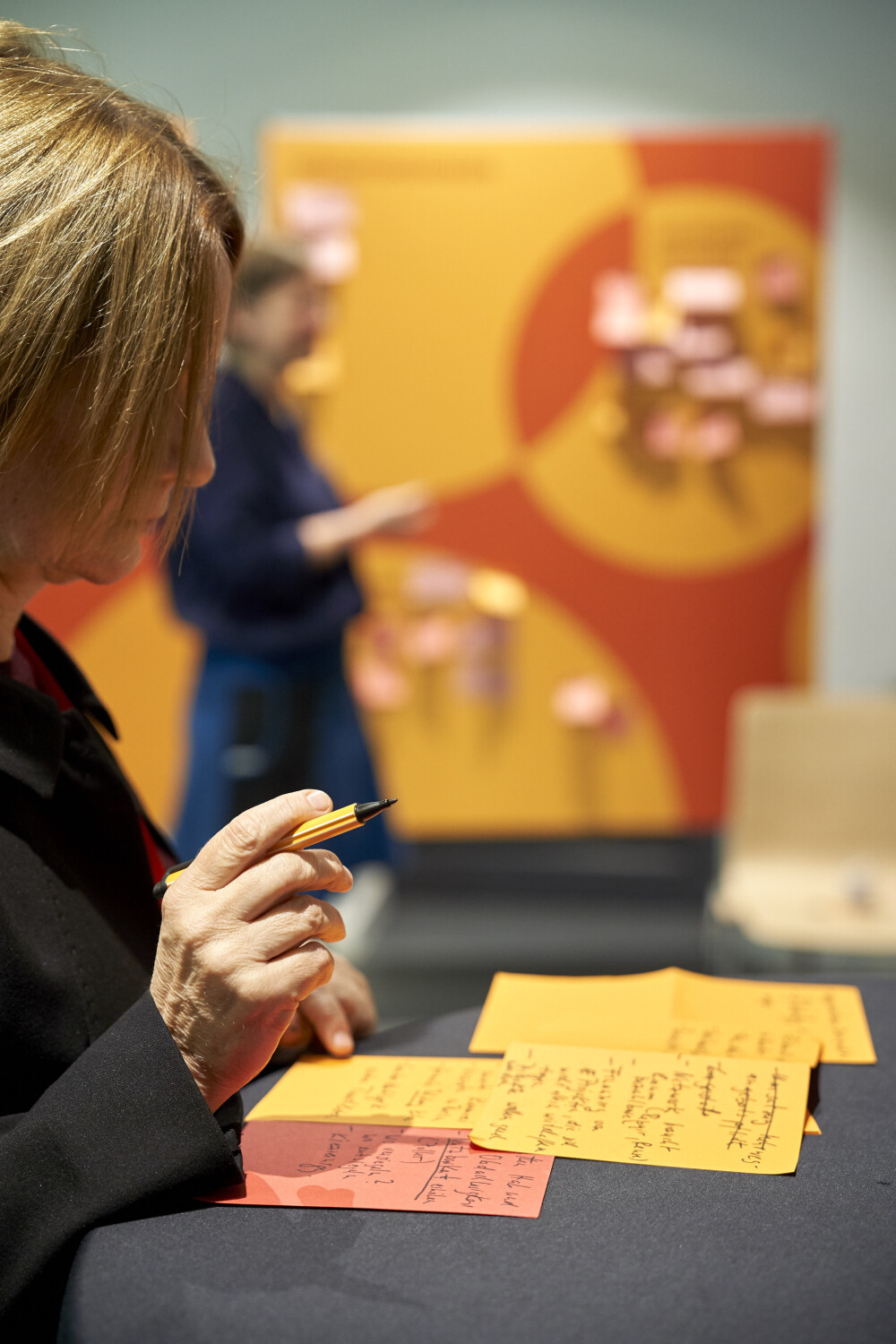 Festhalten der Diskussionsergebnisse auf Post Its