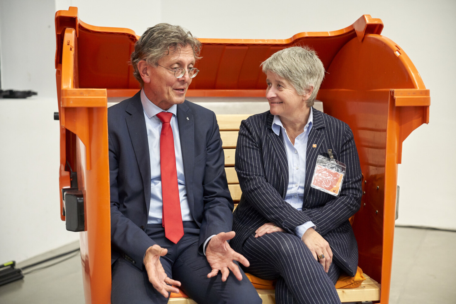 Christian Gaebler, Senator für Stadtentwicklung und Stephanie Otto, Vorstandsvorsitzende der Berliner Stadtreinigung im Gespräch beim Stadtforum Berlin Kreislaufstadt 2024