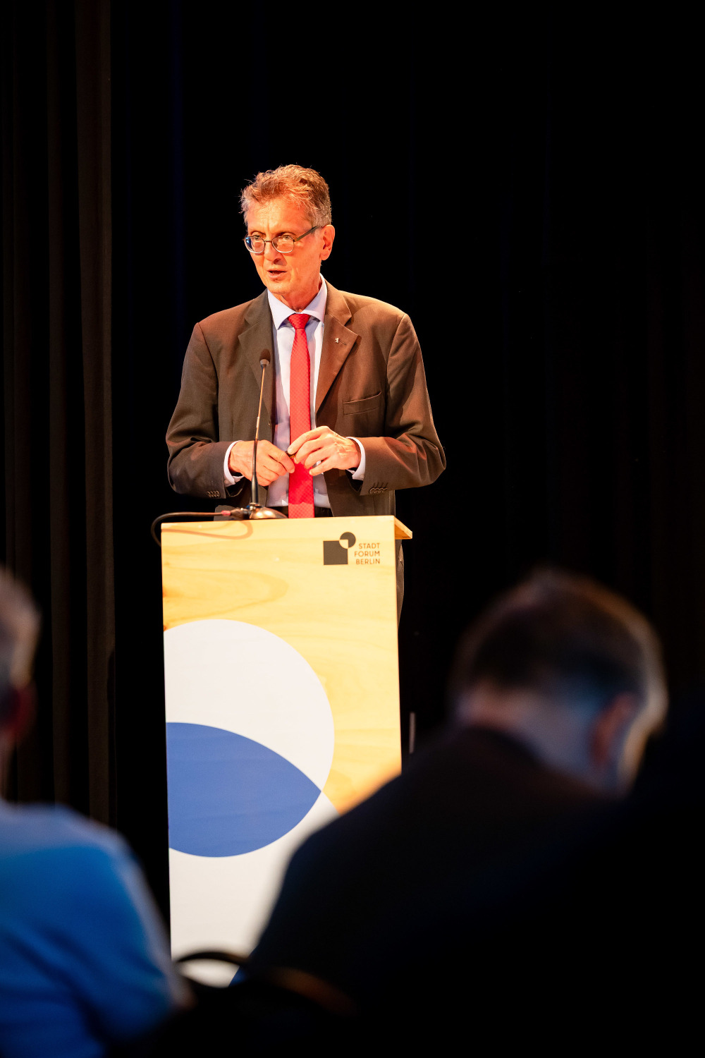 Der Senator für Stadtentwicklung, Bauen und Wohnen Christian Gaebler, begrüßt die Teilnehmenden beim Stadtforum Berlin Soziale Infrastruktur…