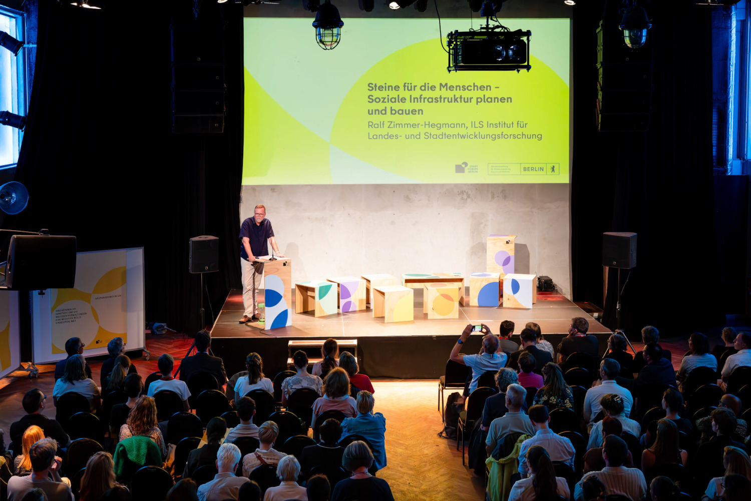Ralf Zimmer-Hegmann, Institut für Landes- und Stadtentwicklungsforschung (ILS), Dortmund, bei seinem Einführungsvortrag zum Thema Soziale Infrastruktur.