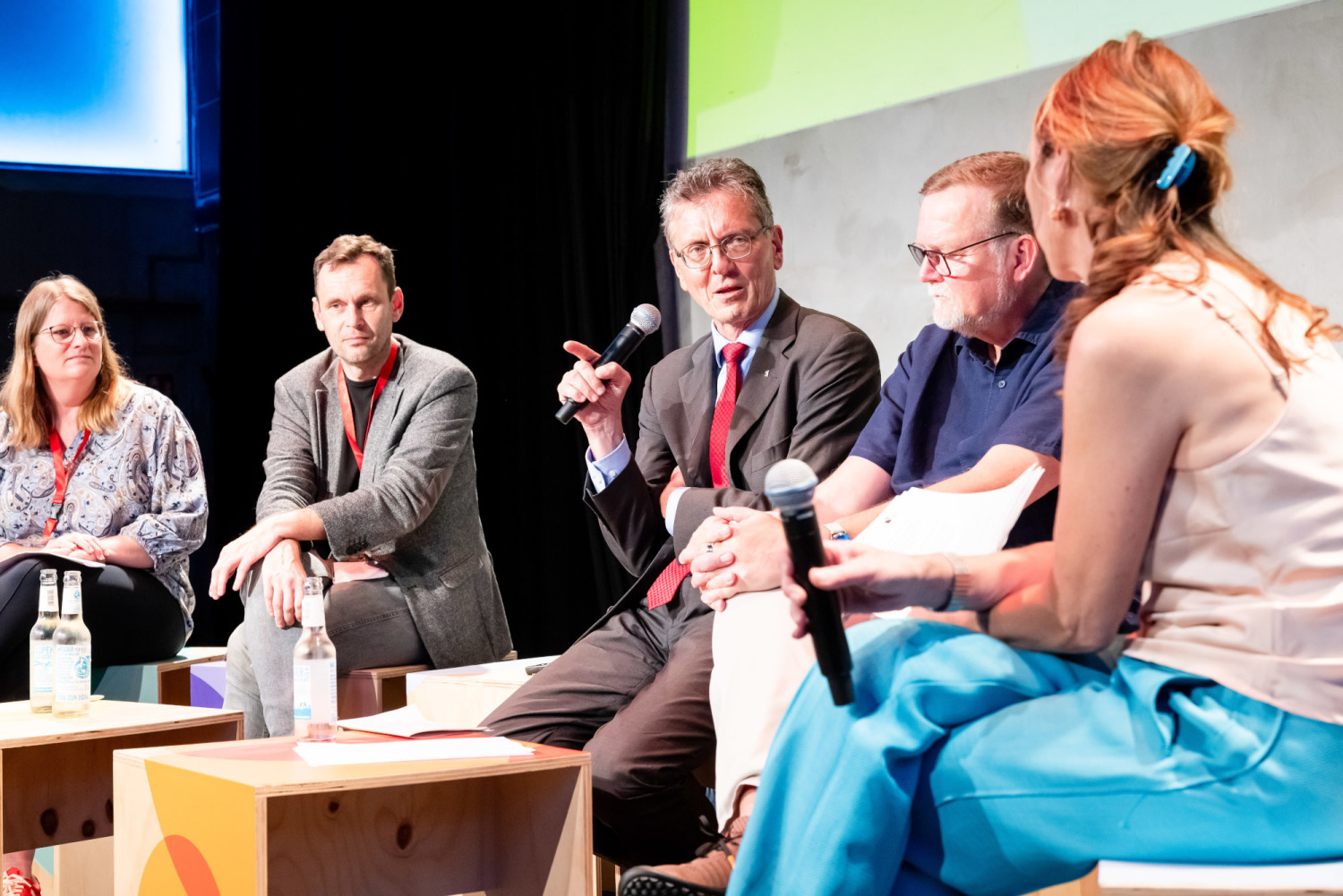 Moderatorin Ricarda Pätzold, difu, (ganz rechts) führt durch das Podiumsgespräch mit Bezirksstadträtin Heike Schmitt-Schmelz, Charlottenburg-Wilmersdorf), Staatssekretär Dr. Torsten Kühne, Senatsverwaltung für Bildung, Jugend und Familie, Senator Christian Gaebler, SenStadt und Ralf Zimmer-Hegmann, ILS (von links nach rechts)