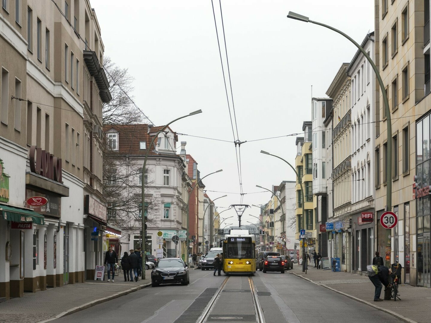Einkaufsstraße mit Straßenbahn 