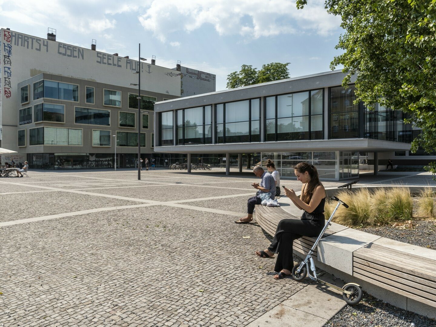 Rathausplatz mit Schillerbibliothek
