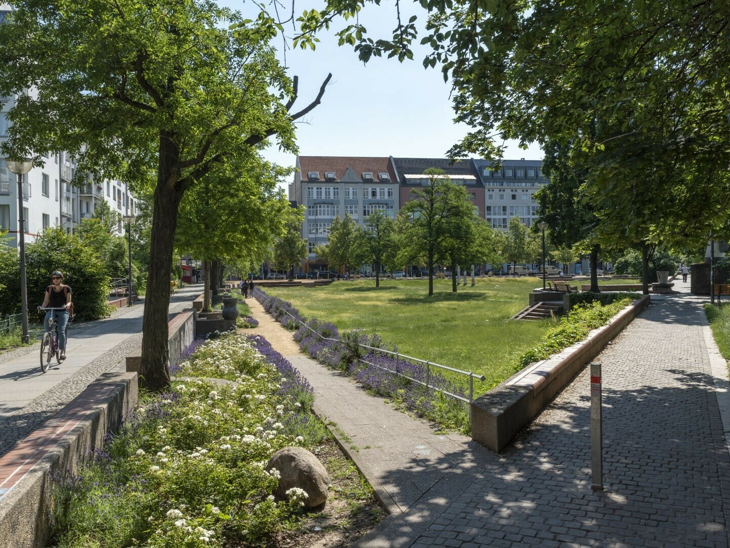 Theodor-Wolff-Park, Sanierte Gehwege folgen dem historischen Stadtgrundriss