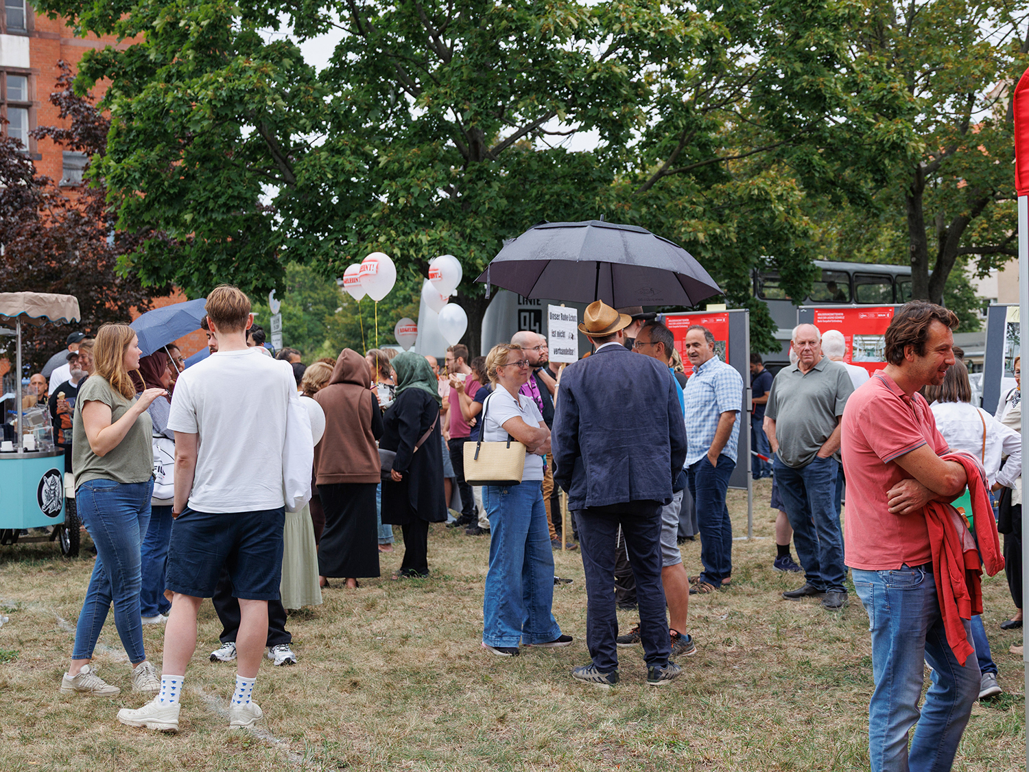 Nachbarn diskutieren beim kleinen Sommerfest.