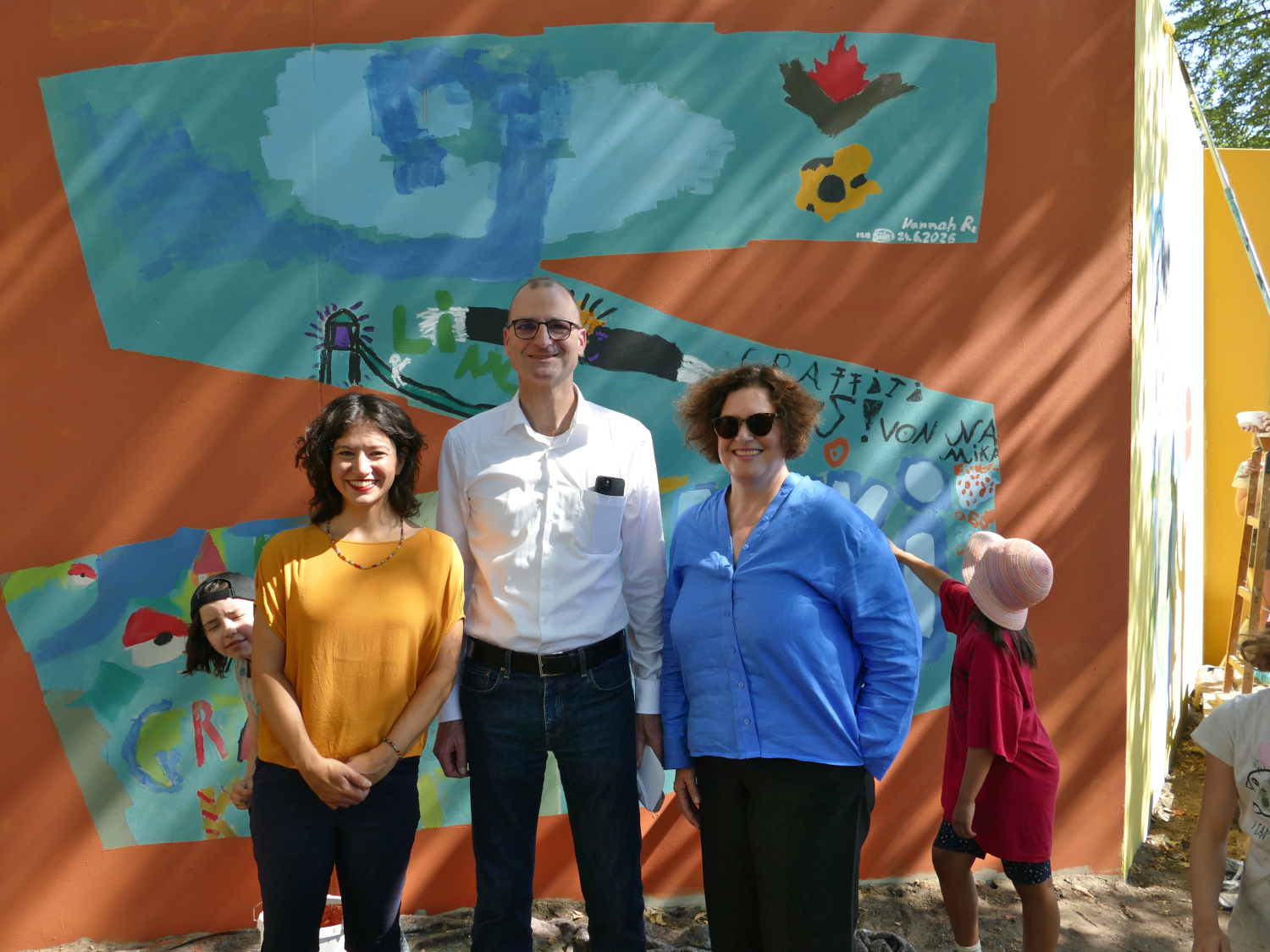 Spielplatz Gudrunstr Kidspark - BzStR Keküllüoğlu u. Schuler, AbtL Dr. Lang vor Wandbild