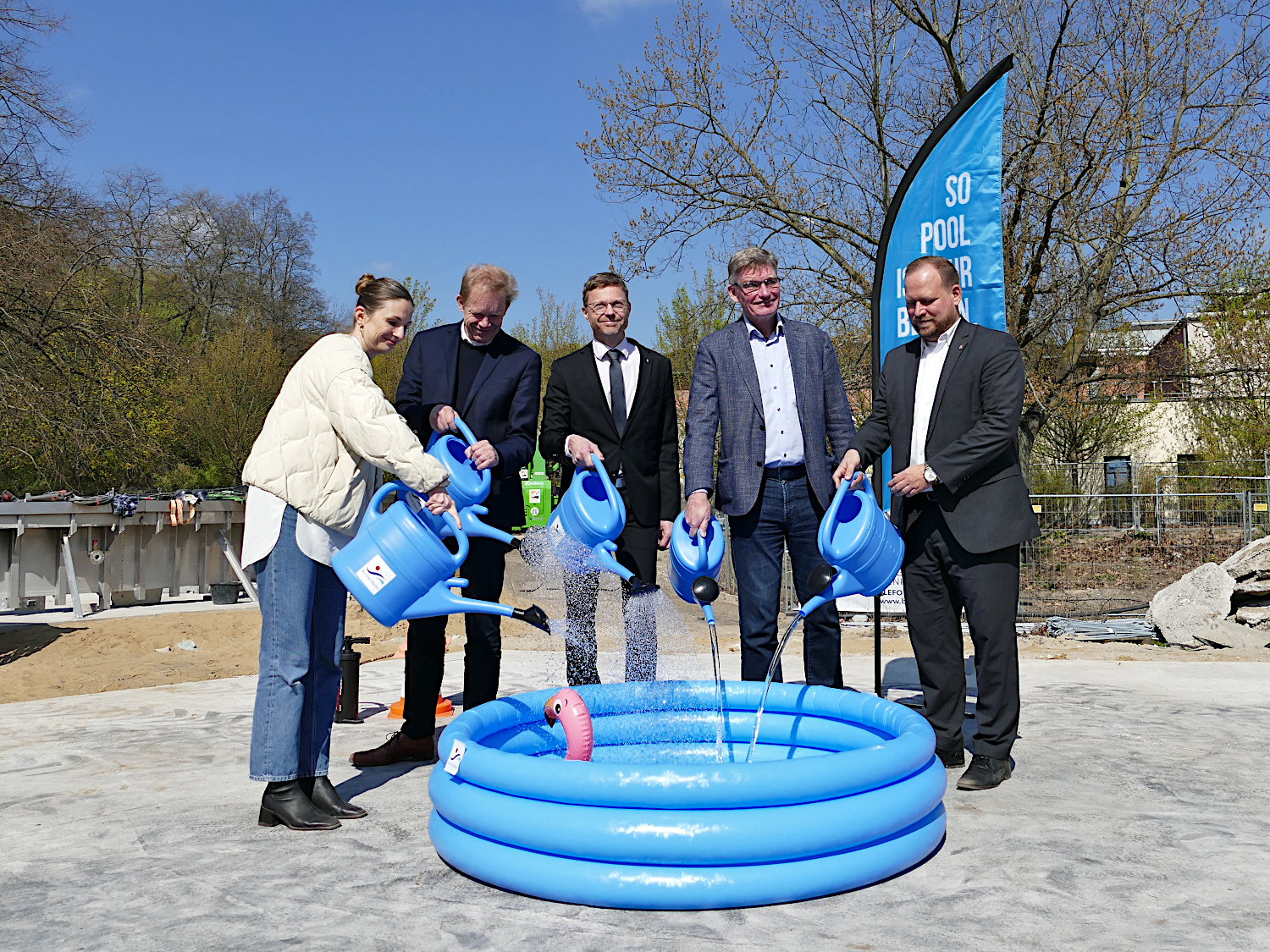 Pola Pollok Architektin, Bezirksstadtrat Ephraim Gothe, Christian Petermann, Drl Johannes Kleinsorg und Benjamin Fritz (von links)